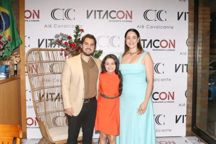 O casal MARCELO PERGENTINO+ALÊ CAVALCANTE com sua filha, Sophia Pervaiz