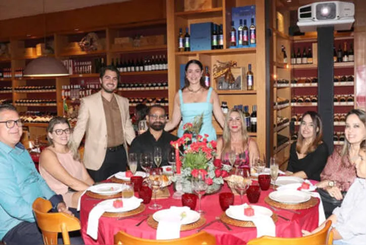 Bacanas a granel lotaram o Grand Cru para prestigiar a nova embaixadora da Vitacon