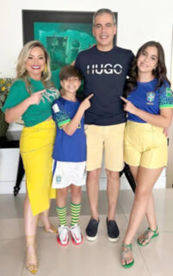 O oftalmo HUGO NUNES brindou idade nova enquanto torcia com a família pela seleção brasileira