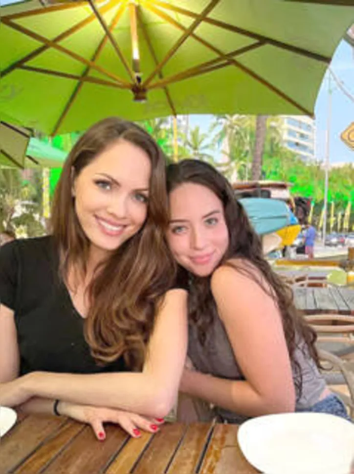 De férias na city, a eterna model MARIA HELENA VIANNA curtiu as barracas da orla com a herdeira