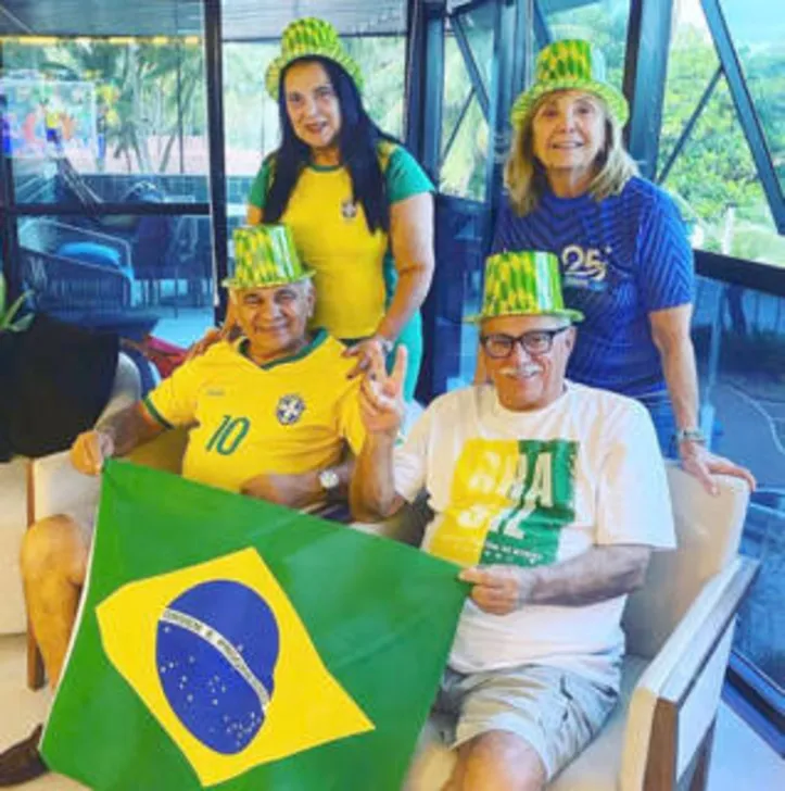 Os casais GENEILDES CARVALHO+ALBÉRICO RAMOS VALNIA BRANDÃO+OLAVO WANDERLEY capricharam no mise-en-scéne para torcer pelo Brasil