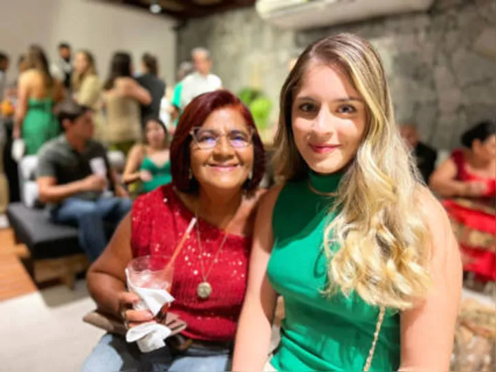 Tia deste colunista, BETTY SANTOS (acompanhada da sobrinha, Camila) representou a família