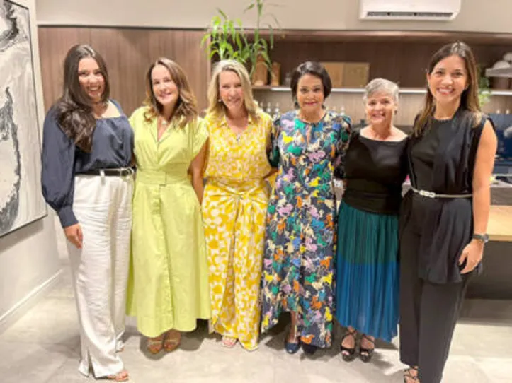THAYSA ALMEIDA recebendo na SCA mulheres representativas da arquitetura alagoana para a confraria especial de março: Chris Oiticica, Maria Helena Oiticica, Lourdinha Lyra, Inês Amorim e Fernanda Felix.