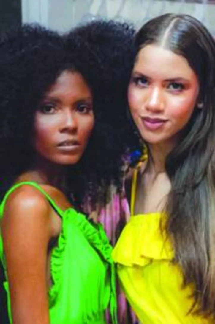 Garota Axion, GRAZI CAVALCANTE faz shooting ao lado da finalista do concurso, LUANNY TEIXEIRA