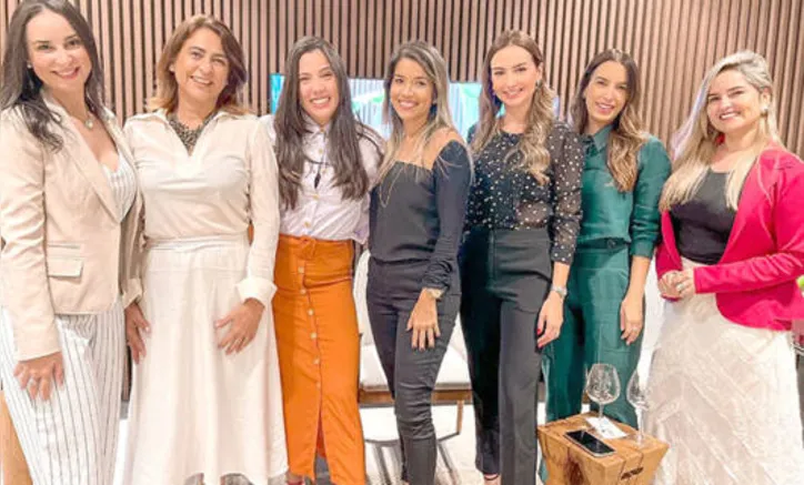 A anfitriã entre as convidadas da noite