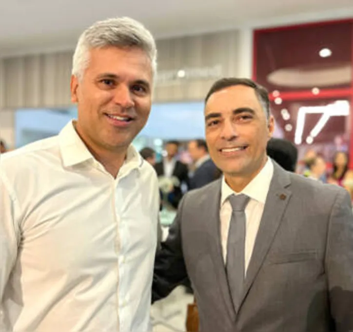 O bigboss do Parque Shopping, LEONARDO FRANCO, e o médico CARLOS BARRETO, diretor técnico do Centro Médico receberam chiques e bacanas para a inauguração do ServiMed, na expansão do piso L3