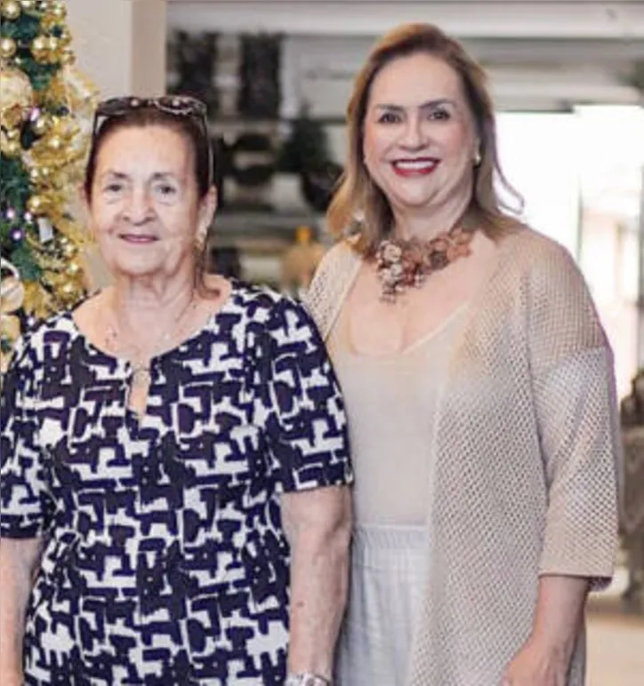 LUCIA COX foi abraçar a anfitriã