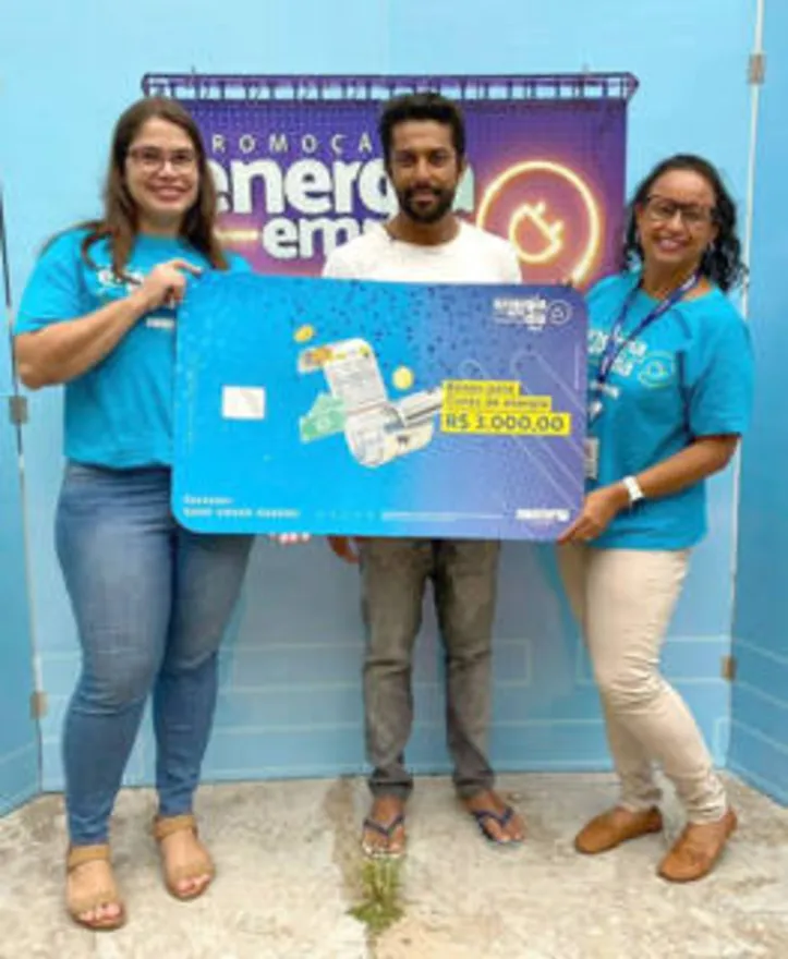 Energia em Dia: prêmios são entregues pela Executiva de Comunicação do Grupo Equatorial, ISA MENDONÇA, aos vencedores nos municípios de Maceió e Pilar. Ao todo, os sorteados do mês de outubro receberam a premiação de R$ 9.000 por manterem as contas de energia em dia