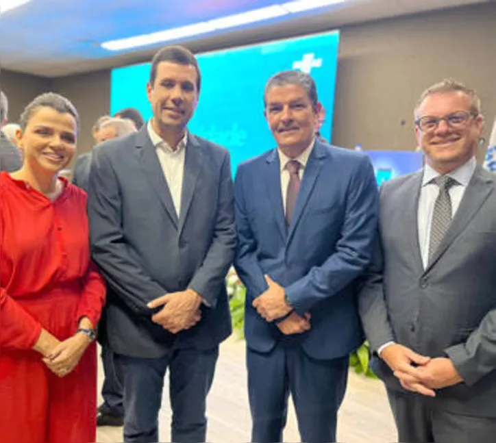VINICIUS LAGES (diretor-superintendente), JULIANA ALMEIDA (diretora de Administração e Finanças) e KEYLE LIMA (diretor técnico) recebem o cumprimento do presidente da AMA, Hugo Wanderley
