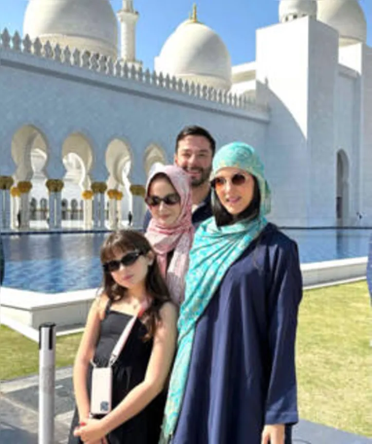 SAMIRA LAGE COSTA+TEO VILELA com a família em Abu Dabhi - visitando a belíssima arquitetura da Mesquita Sheikh Zayed
