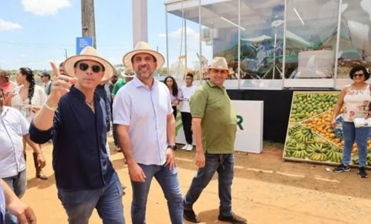 Paulo Dantas visitou estandes ao lado do governador de Sergipe, Fábio Mitidieri