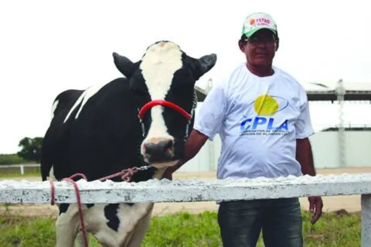 Programa recebe leite de pequenos criadores que têm a garantia do preço do produto