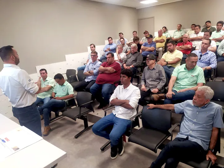 Palestra, que aconteceu no auditório do Escritório Central da Pindorama, contou com a participação de cerca de 50 criadores de gado de leite e de corte
