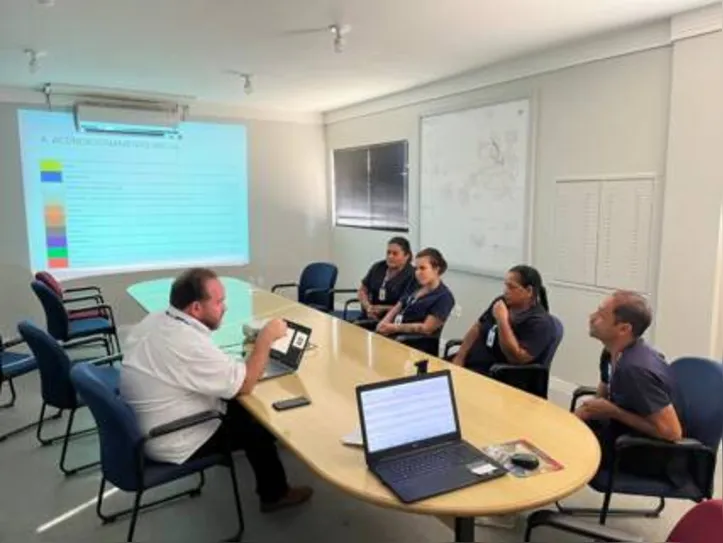 Mais de 100 colaboradores, inicialmente do setor administrativo da empresa, participaram de uma série de palestras sobre responsabilidade socioambiental