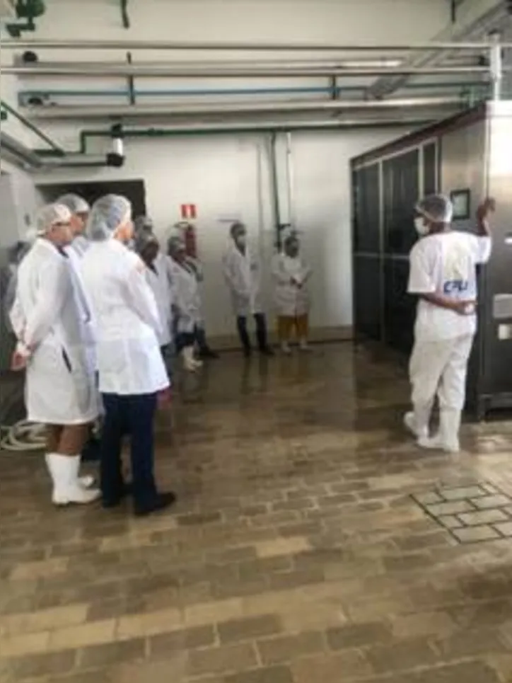Grupo recebeu informações sobre cada etapa do processo de beneficiamento do leite na UBL