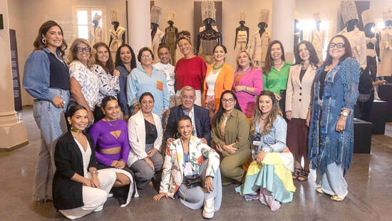 CHICO ACIOLI, presidente do Sindivest e ANA PAULA DANTAS, do Sebrae, reuniram num só click todo o grupo de fashionistas que foi a 28ª edição do Minas Trend