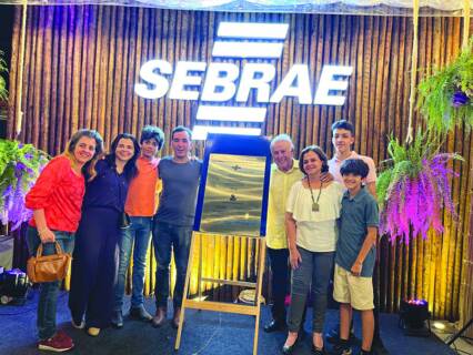 Ao lado da família, Álvaro Almeida agradeceu pelo reconhecimento prestado pelo Sebrae