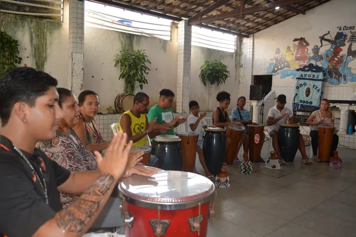 Imagem ilustrativa da imagem Afoxé Odô Iyá promove oficinas gratuitas de canto, dança e percussão