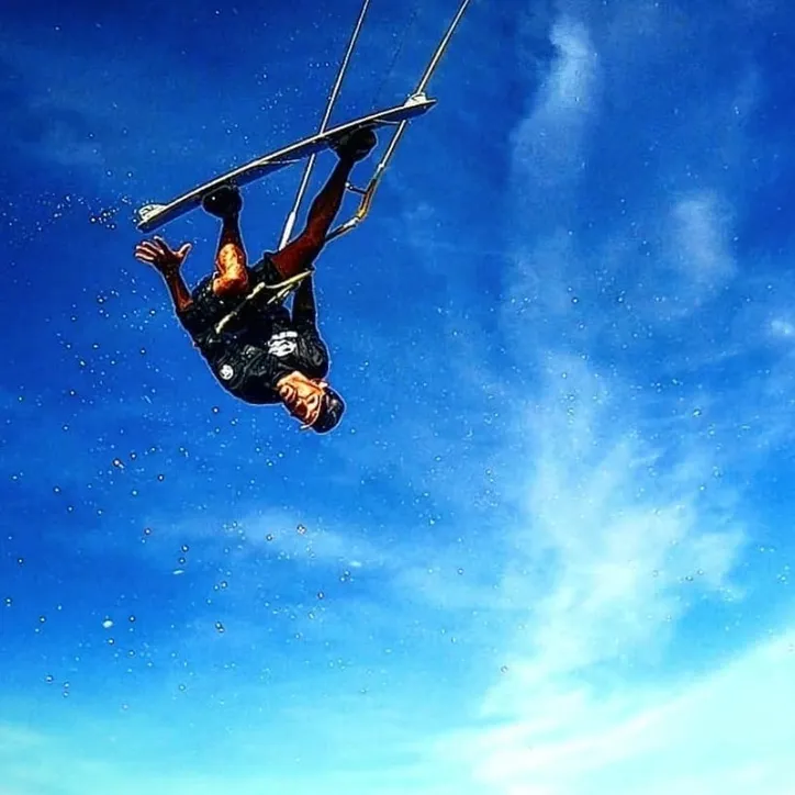 Imagem ilustrativa da imagem Alagoanos buscam as praias paradisíacas para praticar o kitesurf