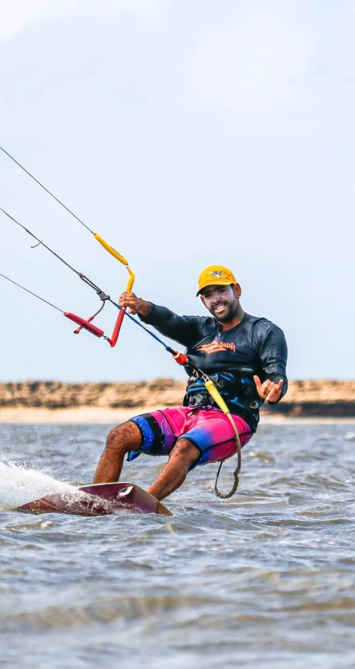 Imagem ilustrativa da imagem Alagoanos buscam as praias paradisíacas para praticar o kitesurf