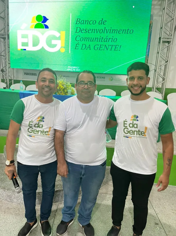 Antonino Cardozo ao lado do  prefeito de Indiaroba e presidente do Banco Social Aratu, Vanilso Nascimento, e de Pedro Vinicius, presidente do banco É da Gente (EDG)