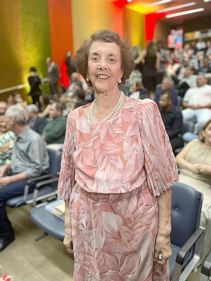 A grande dama da cultura alagoana, que dá nome ao prêmio, SELMA BRITO, além de compor a mesa de honra, brindou os convidados com um mini concerto ao piano