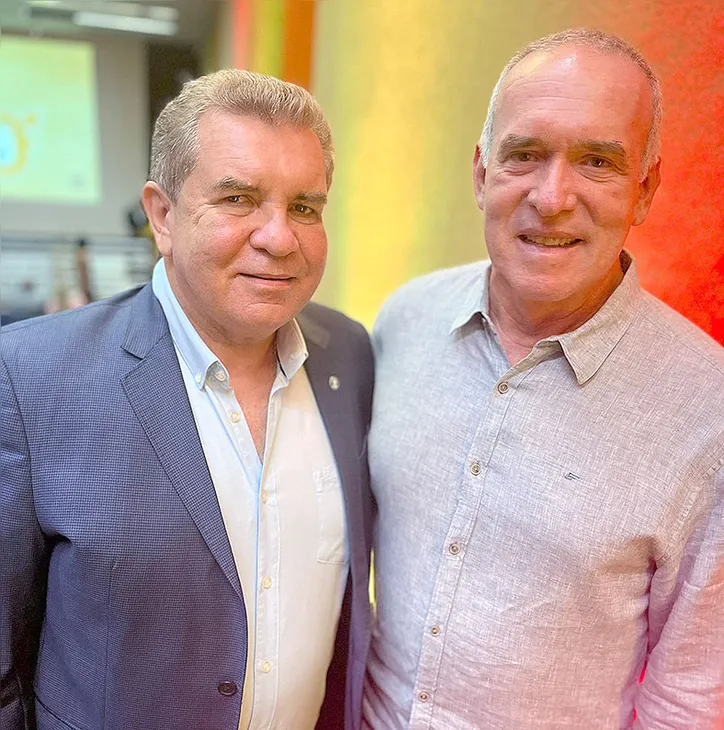 Entre os homenageados, o desembargador WASHINGTON LUIZ, Presidente do TRE/AL, ao lado do empresário MAURO VASCONCELOS - que integrou a mesa de honra da oitava edição do Prêmio Selma Brito