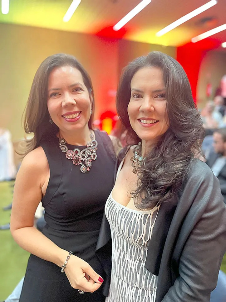 As irmãs RENATA+JEANINE FONTAN receberam o prêmio em nome da grife de acessórios que comandam: a Caleidoscópio