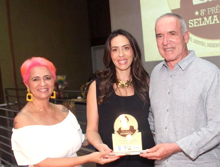 ANA LAURA VASCONCELOS recebeu o prêmio em nome de seu irmão, o hoteleiro MAURINHO VASCONCELOS