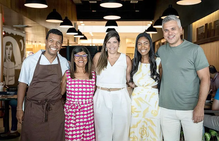 No Castro, JONATAS+VERA MOREIRA, FERNANDA STUDART, AINA MOREIRA e LEONARDO FRANCO, Superintendente do Parque Shopping