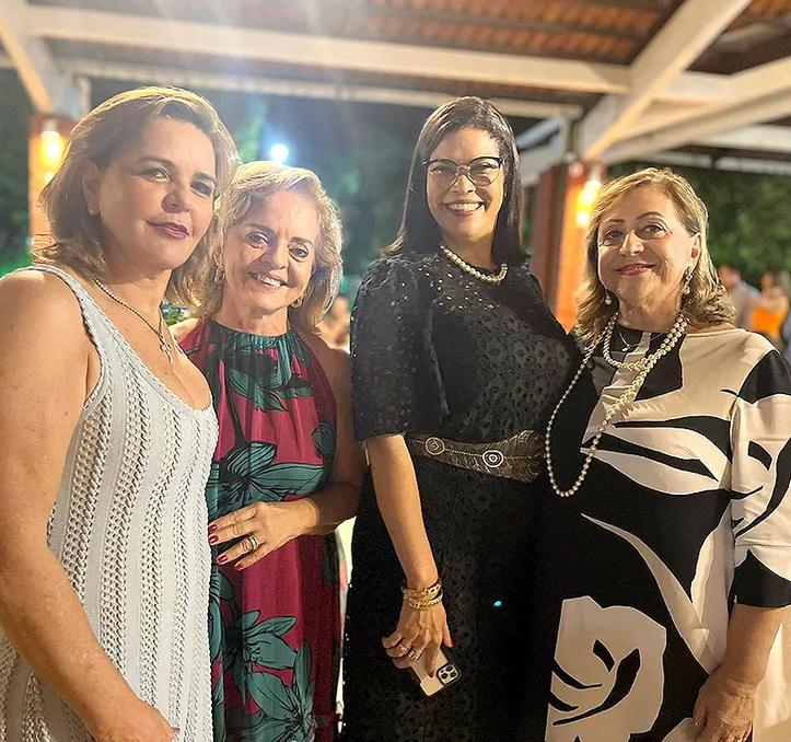 IZABEL PINHEIRO - que assinou o buffet da noite - posou ao lado de fashionables