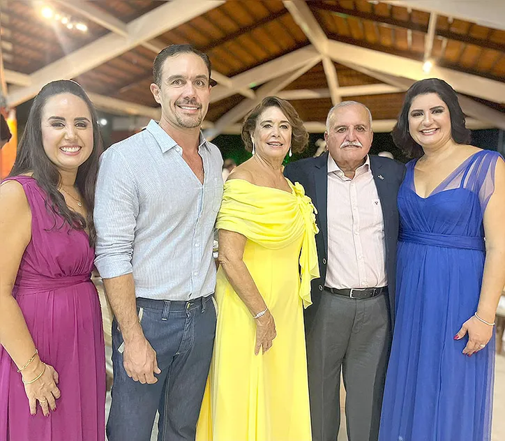 Os filhos Michelle, Henrique e Isabelle Dória ajudaram a receber amigos do casal para celebrar as BODAS DE OURO