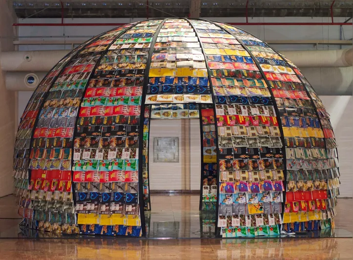 Imagem ilustrativa da imagem Sucesso na Bienal, Maloca instagramável é revestida por 2 mil revistas