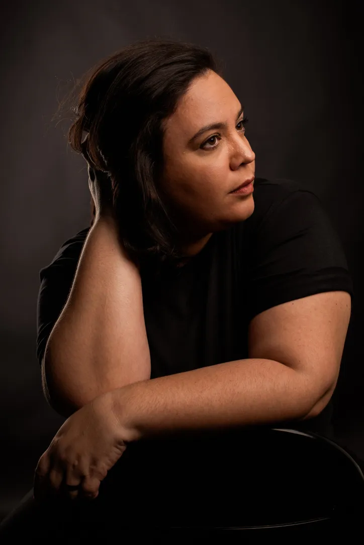 A fotógrafa e artista visual alagoana Gabi Coêlho realiza sua primeira exposição individual no Sesc Arapiraca com a mostra “Lírios, rosas e outras flores”