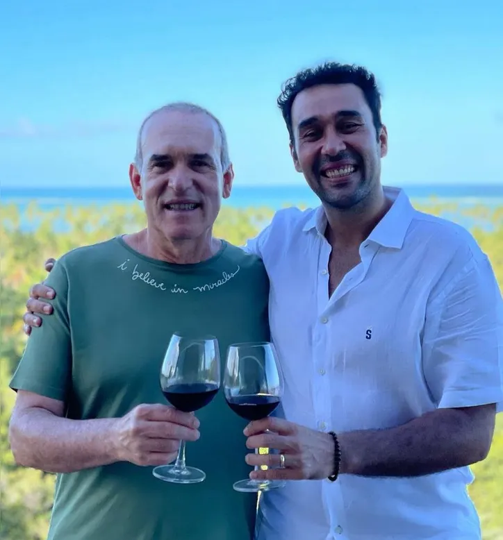 Na foto com o filho, Maurinho, MAURO VASCONCELOS é um dos grandes apoiadores do evento beneficente