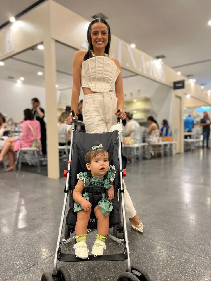 Com a fofíssima Cristal a tiracolo, ENDY MESQUITA se dividiu entre as porções mommy|designer|blogger
