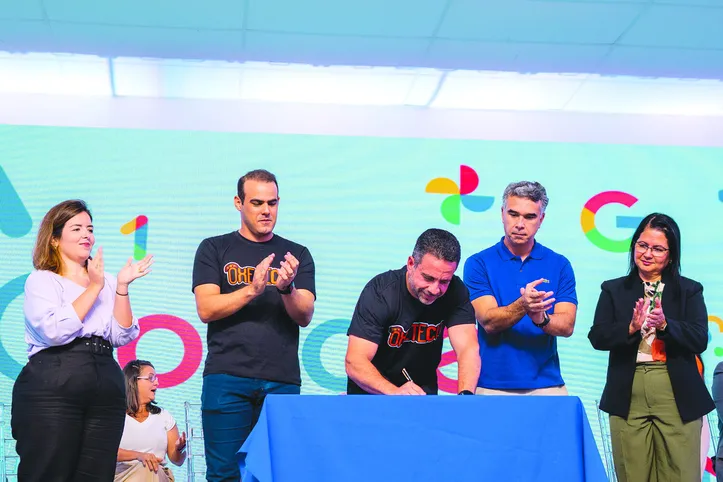 Paulo Dantas assina decreto em solenidade no centro de convenções, em Maceió