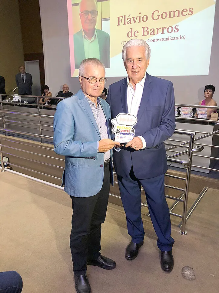 A homenagem especial foi pra o repórter Francisco José (REDE Globo) que recebeu das mãos de Flávio Gomes de Barros
