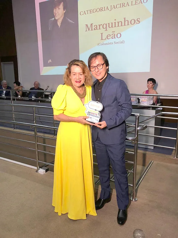 Marcos Leão recebeu o troféu das mãos da tia, Jacira