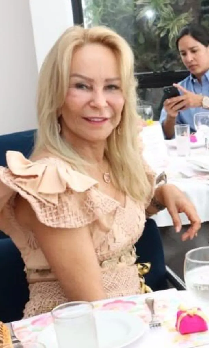 ÁVEA WANDERLEY apostou no hand made para o look do badalado bday