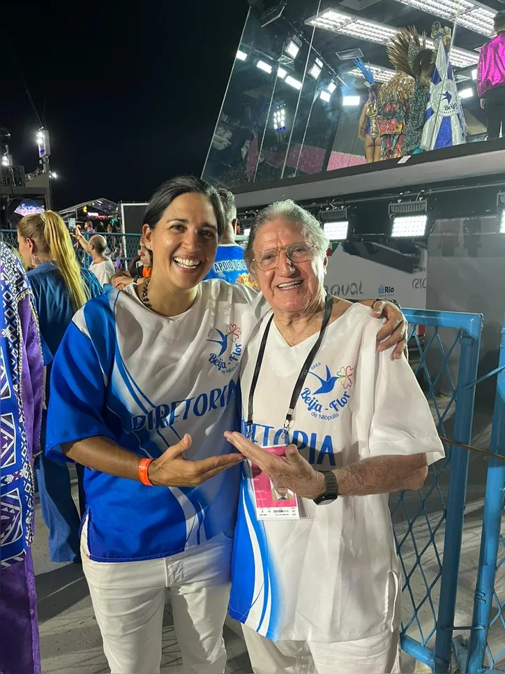 A tenista MARINA TAVARES e o jornalista ANTÔNIO NOYA vibram na passarela do samba, na Marquês de Sapucaí, no Rio de Janeiro, após desfilar pela Beija-Flor na noite do último domingo
