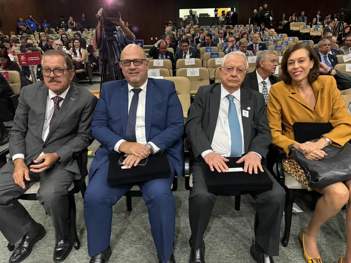 O alagoano HUMBERTO MARTINS, ministro do Superior Tribunal de Justiça (STJ), foi um dos homenageados pelos 35 anos dos tribunais regionais federais (TRFs) do Brasil, em solenidade ocorrida ontem, em Brasília. Ao seu lado, também tiveram reconhecido o seu trabalho em prol da magistratura o ministro Paulo Sérgio (STJ), o ministro Carlos Veloso, do Supremo Tribunal Federal (STF), e a ministra Regina Helena (STJ)