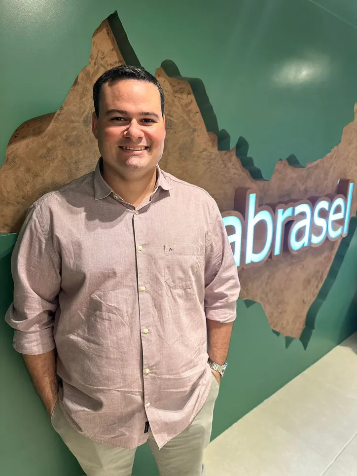 O presidente da Associação Brasileira de Bares e Restaurantes em Alagoas (Abrasel-AL), MARCUS BATALHA, esteve na Delegacia de Proteção ao Turista, acompanhado de membros da diretoria, para fortalecer a cooperação entre as partes e aprimorar a segurança nos bairros de Maceió