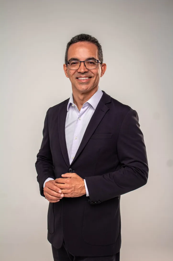 O reitor da Universidade Estadual de Ciências da Saúde de Alagoas (Uncisal), HENRIQUE DE OLIVEIRA COSTA, comemora a entrega da reforma e modernização do Centro Especializado em Reabilitação (CER III), unidade assistencial ligada à instituição.