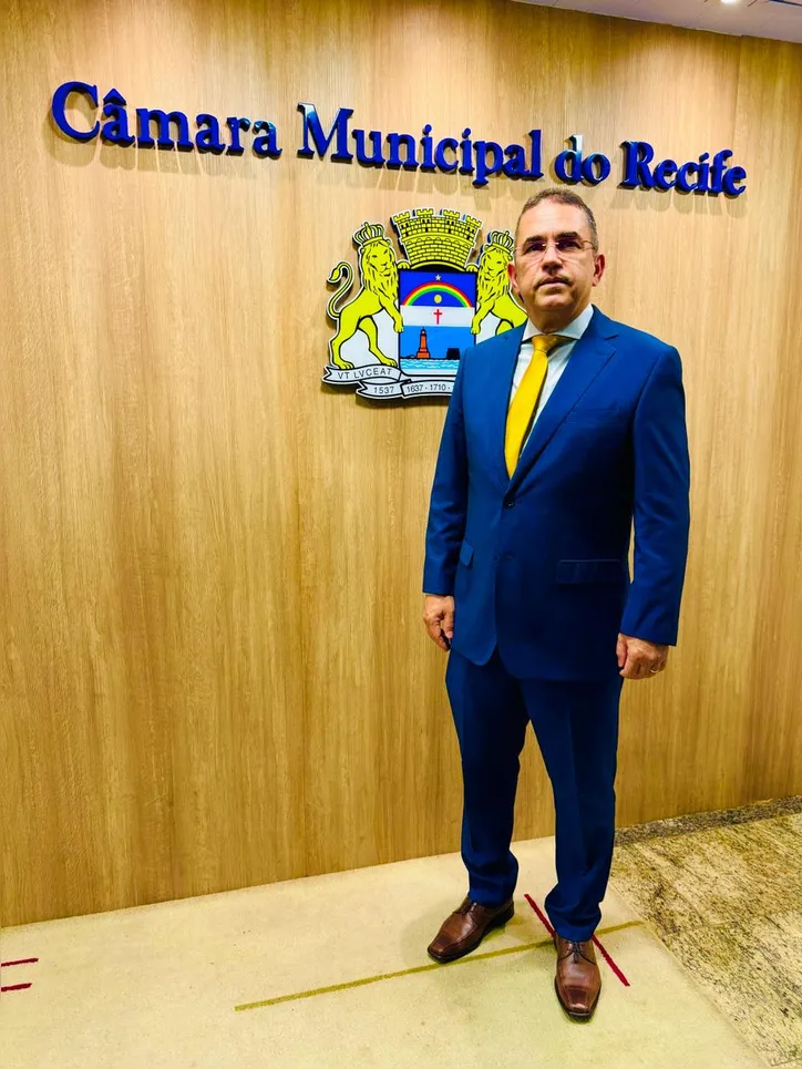 O cardiologista alagoano SERGIO LUIS AZEVEDO MARTINS, após 40 anos atuando em Pernambuco, recebeu o título de Cidadão Honorário do Recife, concedido pela Câmara Municipal daquela capital, pelas mãos do vereador Aderaldo Pinto, na última quinta-feira (14)