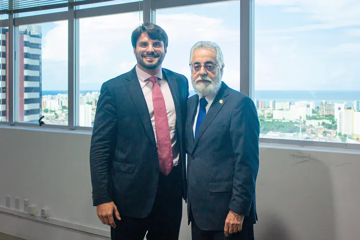 O desembargador eleitoral RODRIGO MALTA PRATA tomou posse, na segunda-feira (22), no cargo de ouvidor do Tribunal Regional Eleitoral de Alagoas (TRE/AL), na presença do presidente em exercício da Corte, desembargador ALCIDES GUSMÃO DA SILVA