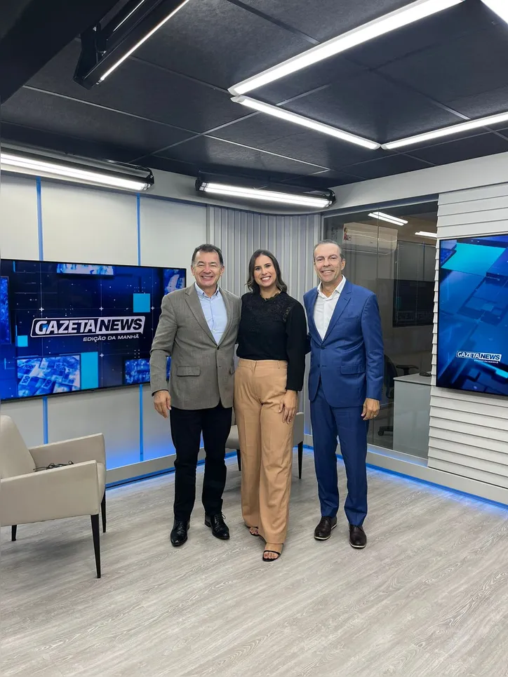 O diretor-executivo da Organização Arnon de Mello (OAM), LUIS AMORIM, e a apresentadora MARA ALMEIDA receberam o secretário de Estado da Comunicação, JOALDO CAVALCANTE, ontem, nos estúdios da GAZETANEWS