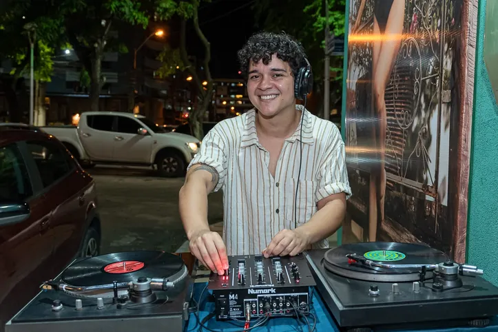 Imagem ilustrativa da imagem DJs alagoanos revelam os desafios e a rotina da profissão