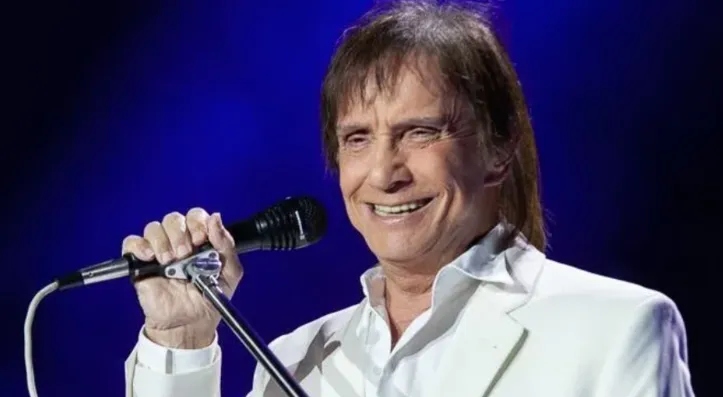 Roberto Carlos recebe parabéns atrasado da plateia após cancelamento de show no dia de seu aniversário.