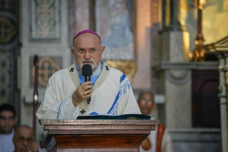 O arcebispo metropolitano de Maceió, dom Antônio Muniz Fernandes, comanda celebração da Paixão e Procissão do Senhor Morto nesta Sexta-feira Santa na capital.